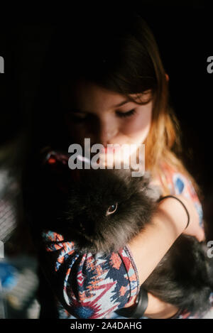 Porträt eines Mädchens ihr Haustier Kaninchen kuscheln Stockfoto