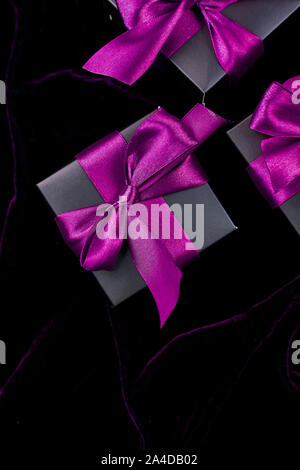 Luxus schwarz Geschenksets mit grünem Band auf/ samt Hintergrund. Weihnachten, Geburtstag party präsentiert. Vater Tag. Flach. Kopieren Sie Platz. Ansicht von oben. Stockfoto