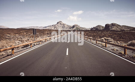 Retro getonten Bild einer malerischen Straße im Nationalpark Teide, Teneriffa, Spanien. Stockfoto