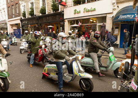 Mitglieder der Förster Scooter Club, Bar Italia, Frith Street, Soho, London, Großbritannien Stockfoto