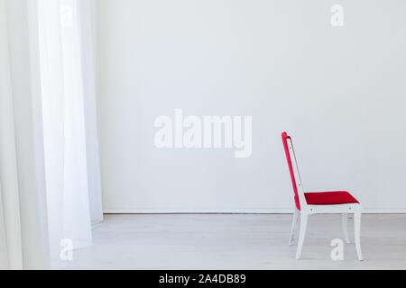Roten Stuhl steht allein im weißen Zimmer Stockfoto