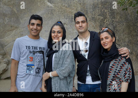 Hamadan, Iran. 04 Juni, 2017. Besucher in der Abbas-Abad Tal in der Nähe des Ganjnameh Inschriften im Südwesten der Stadt von Hamadan im Iran, am 04.06.2017. Das Tal am Fuße des Alvand Bergen ist ein beliebtes Reiseziel mit einem Wasserfall, Bergbahn, Vergnügungspark und vielen Restaurants. | Verwendung der weltweiten Kredit: dpa/Alamy leben Nachrichten Stockfoto