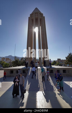 Hamadan, Iran. 04 Juni, 2017. Die avicenna Mausoleum im Zentrum der Stadt Hamadan in den westlichen Iran am 04.06. 2017. Die Stadt wurde im 2. Jahrtausend vor unserer Zeit gegründet und war unter dem Namen Hagmatana bis zum sechsten Jahrhundert vor unserer Zeit, die Hauptstadt der iranischen Meder Empire. Es gilt als eine der ältesten Städte im Iran (vielleicht die älteste), von wo aus die Heiligen Drei Könige nach Bethlehem sagte sind gewichen. | Verwendung der weltweiten Kredit: dpa/Alamy leben Nachrichten Stockfoto