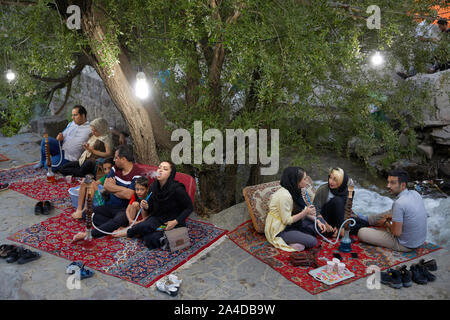 Hamadan, Iran. 04 Juni, 2017. Besucher in der Abbas-Abad Tal in der Nähe des Ganjnameh Inschriften im Südwesten der Stadt von Hamadan im Iran, am 04.06.2017. Das Tal am Fuße des Alvand Bergen ist ein beliebtes Reiseziel mit einem Wasserfall, Bergbahn, Vergnügungspark und vielen Restaurants. | Verwendung der weltweiten Kredit: dpa/Alamy leben Nachrichten Stockfoto