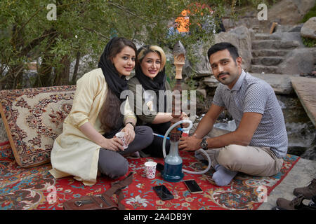 Hamadan, Iran. 04 Juni, 2017. Besucher in der Abbas-Abad Tal in der Nähe des Ganjnameh Inschriften im Südwesten der Stadt von Hamadan im Iran, am 04.06.2017. Das Tal am Fuße des Alvand Bergen ist ein beliebtes Reiseziel mit einem Wasserfall, Bergbahn, Vergnügungspark und vielen Restaurants. | Verwendung der weltweiten Kredit: dpa/Alamy leben Nachrichten Stockfoto