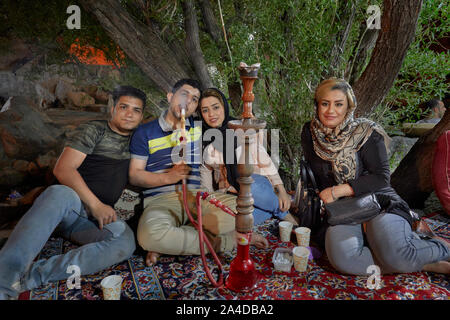 Hamadan, Iran. 04 Juni, 2017. Besucher in der Abbas-Abad Tal in der Nähe des Ganjnameh Inschriften im Südwesten der Stadt von Hamadan im Iran, am 04.06.2017. Das Tal am Fuße des Alvand Bergen ist ein beliebtes Reiseziel mit einem Wasserfall, Bergbahn, Vergnügungspark und vielen Restaurants. | Verwendung der weltweiten Kredit: dpa/Alamy leben Nachrichten Stockfoto