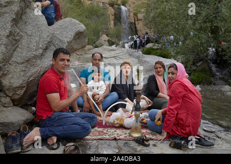 Hamadan, Iran. 04 Juni, 2017. Besucher in der Abbas-Abad Tal in der Nähe des Ganjnameh Inschriften im Südwesten der Stadt von Hamadan im Iran, am 04.06.2017. Das Tal am Fuße des Alvand Bergen ist ein beliebtes Reiseziel mit einem Wasserfall, Bergbahn, Vergnügungspark und vielen Restaurants. | Verwendung der weltweiten Kredit: dpa/Alamy leben Nachrichten Stockfoto