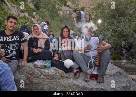 Hamadan, Iran. 04 Juni, 2017. Besucher in der Abbas-Abad Tal in der Nähe des Ganjnameh Inschriften im Südwesten der Stadt von Hamadan im Iran, am 04.06.2017. Das Tal am Fuße des Alvand Bergen ist ein beliebtes Reiseziel mit einem Wasserfall, Bergbahn, Vergnügungspark und vielen Restaurants. | Verwendung der weltweiten Kredit: dpa/Alamy leben Nachrichten Stockfoto