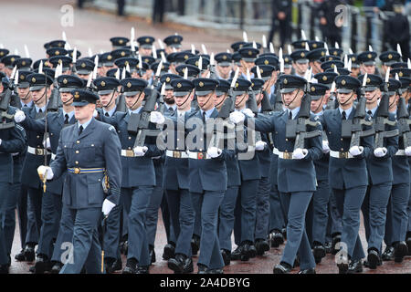 Die Queen Color Squadron der Royal Air Force im März die processional Route auf Horse Guards Road und Horse Guards Parade Ground, London, vor der Eröffnung des Parlaments. Stockfoto