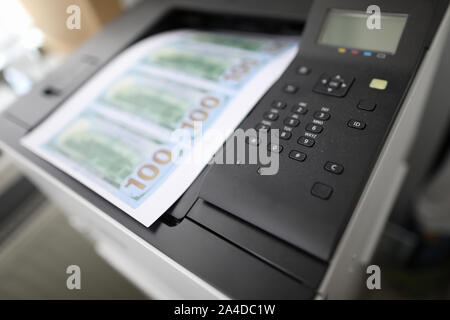 Blatt Papier auf einem Drucker mit gefälschten Dollars gedruckt Stockfoto