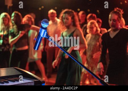 Festliches Ambiente, MUSIK UND TANZ VOR DEM MIKROFON, ZEIGEN ZIMMER AUF EINEM KREUZFAHRTSCHIFF Stockfoto