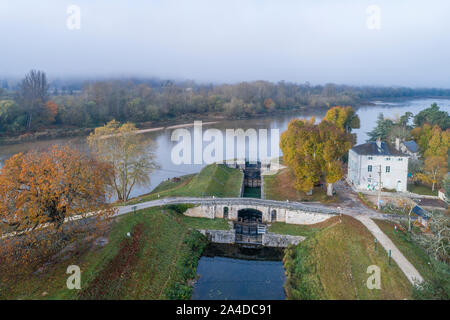 Frankreich, Loiret, Chatillon-sur-Loire, Mantelot sperren und den Fluss Loire (Luftbild) // Frankreich, Loir-et-Cher (45), Châtillon-sur-Loire, ecluse de Mantelot e Stockfoto