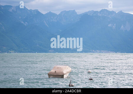 Einem überdachten Boot am Genfer See in Montreux, Schweiz Stockfoto