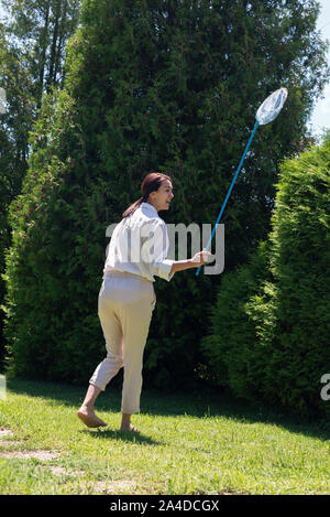 Frau, die in einem Garten mit einem Schmetterlingsnetz, Bulgarien Stockfoto