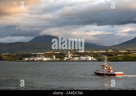 Lotsenboot VOR DER HANDELSHAFEN MIT DER LAGERTANKS, Hafen von Akureyri, Island, EUROPA Stockfoto