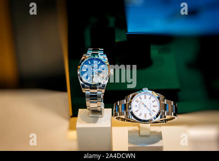 Paris, Frankreich, 22.Juli 2017: Luxus Rolex Oyster Perpetual Milgauss watch Blau und Weiß Armbanduhr zu verkaufen in Clock watch Store Stockfoto