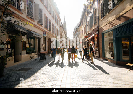 Straßburg, Frankreich - 21.September 2019: Street View Stadtbild von Rue des Juifs Straße mit Geschäften, Restaurants und Notre-Dame de Strasbourg Kathedrale im Hintergrund Stockfoto