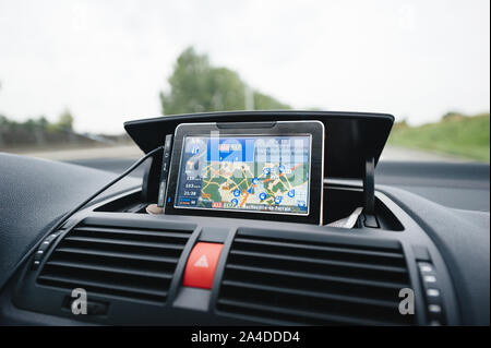 Paris, Frankreich, 14.Juli 2011: Innenraum mit GPS Global Positioning System Anzeige gerät mit der Wegbeschreibung auf der französischen Autobahn in Tourcoing La Bourgogne, Zone Industrielle Neuville Stockfoto