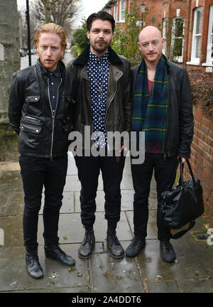 Foto muss Gutgeschrieben © Alex Huckle/Alpha Presse 067572 21/12/12 Biffy Clyro, James Johnston, Simon Neil und Ben Johnston auf die Fearne Cotton House in West London ankommen für FEARNE's Christmas Party auf Radio 1. Stockfoto