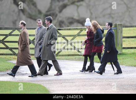 Foto muss Gutgeschrieben © Kate Grün/Alpha Presse 076785 25/12/12 Prince Edward Earl of Wessex, Peter Phillips, Tim Laurence, Herbst Phillips Kelly und Prinzessin Beatrice in der St. Maria Magdalena Kirche in Sandringham, Norfolk für ein Weihnachten Service mit der Königlichen Familie Stockfoto