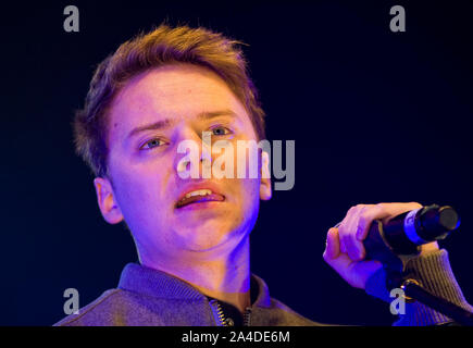 Foto muss Gutgeschrieben © Jeff Spicer/Alpha Presse 076557 16/11/12 Conor Maynard führt auf dem Einkaufszentrum Bluewater Weihnachtsbeleuchtung Schalter werden in Kent Stockfoto