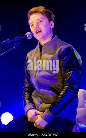 Foto muss Gutgeschrieben © Jeff Spicer/Alpha Presse 076557 16/11/12 Conor Maynard führt auf dem Einkaufszentrum Bluewater Weihnachtsbeleuchtung Schalter werden in Kent Stockfoto