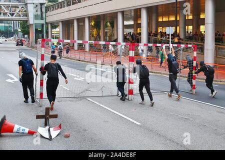 Hongkong, China. 13 Okt, 2019. Friedliche Kundgebungen in Chaos am Sonntag als Aktivisten und der Polizei in chaotische Szenen in den Straßen von Hong Kong zusammengestoßen. Hier Demonstranten bringen Handball Ziele von einem Spielplatz bis zu Straßensperren. Credit: Gonzales Foto/Alamy leben Nachrichten Stockfoto