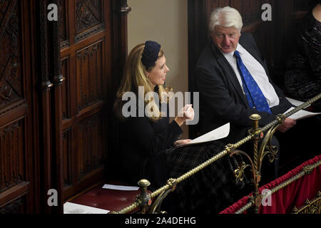 Carrie Symonds und Stanley Johnson, der Partner und Vater von Premierminister Boris Johnson, in den Palast von Westminster, London, vor Der von Königin Elizabeth II., im Oberhaus. Stockfoto