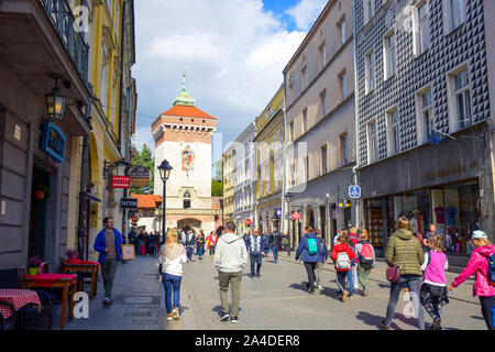 Touristen und Einheimische ihre Zeit in St. Florian's Gate, die Polnische gotische Stadt Verteidigung Wände mit mittelalterlichen Türmen in Krakau, Polen Stockfoto