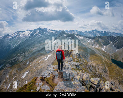 Frau, die auf einem Bergrücken, Österreichischen Alpen, Bad Gastein, Salzburg, Österreich Stockfoto