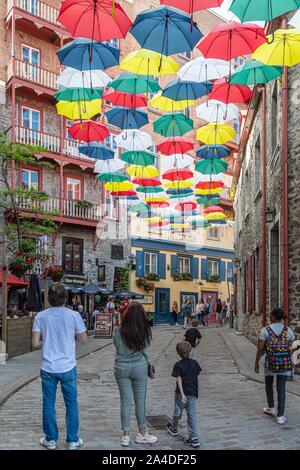 Alte Fachwerkhäuser und Sonnenschirme als Dekoration, RUE DU CUL DE SAC, lebhaften Shopping Viertel, Quebec, Kanada Stockfoto