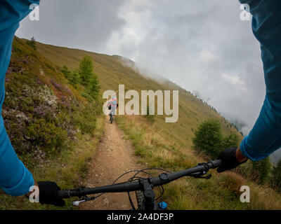 Zwei Personen Mountain Biking in der Nähe von Kals am Großglockner, Lienz, Tirol, Österreich Stockfoto