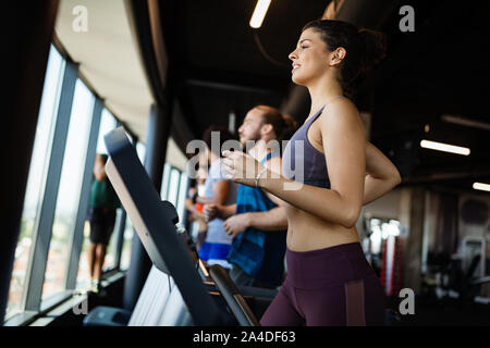 Fit Gruppe von Menschen Ausübung auf einem Laufband im Fitnessstudio Stockfoto