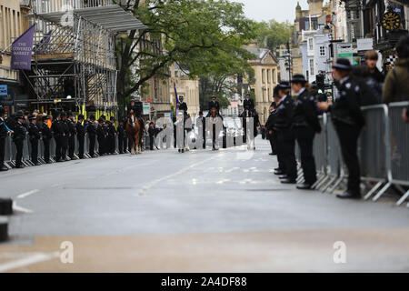 Mitglieder der Öffentlichkeit in den Straßen von Oxford ihren Respekt als trauerzuges für PC Andrew Harper, der Thames Valley Police Officer, der von mehreren Verletzungen nach unter einem Van gezogen bei der Reaktion auf Berichte von einem Einbruch starb zu zahlen, macht seinen Weg in der Christ Church Kathedrale in St. Aldate's, Oxford. Stockfoto