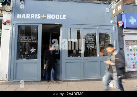 Foto muss Gutgeschrieben © Kate Grün/Alpha Presse 076006 08/01/13 Harris + Hoole Coffee Shop in Crouch End High Street, nördlich von London. Harris + Hoole ist die Idee von drei Geschwistern - Nick, Andrew und Laura Tolley. Ihre Vision ist es, große Verkostung Spezialitäten Kaffee zur High Street zu bringen. Keine leichte Aufgabe für drei Personen, aber bereits bis zu acht Taylor St. Baristas Geschäften in London und Brighton und seit 2006 wissen Sie, wie Sie für die Zubereitung einer wohlschmeckenden Tasse Kaffee. Aber in der Lage sein, die High Street mit fantastischen Kaffee braucht Investitionen und Unterstützung zur Verfügung zu stellen, und nur wenige Menschen wissen, t Stockfoto