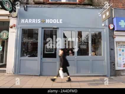 Foto muss Gutgeschrieben © Kate Grün/Alpha Presse 076006 08/01/13 Harris + Hoole Coffee Shop in Crouch End High Street, nördlich von London. Harris + Hoole ist die Idee von drei Geschwistern - Nick, Andrew und Laura Tolley. Ihre Vision ist es, große Verkostung Spezialitäten Kaffee zur High Street zu bringen. Keine leichte Aufgabe für drei Personen, aber bereits bis zu acht Taylor St. Baristas Geschäften in London und Brighton und seit 2006 wissen Sie, wie Sie für die Zubereitung einer wohlschmeckenden Tasse Kaffee. Aber in der Lage sein, die High Street mit fantastischen Kaffee braucht Investitionen und Unterstützung zur Verfügung zu stellen, und nur wenige Menschen wissen, t Stockfoto