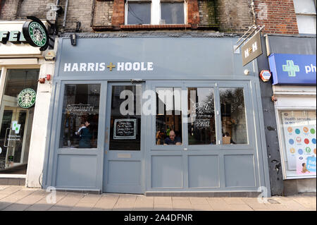 Foto muss Gutgeschrieben © Kate Grün/Alpha Presse 076006 08/01/13 Harris + Hoole Coffee Shop in Crouch End High Street, nördlich von London. Harris + Hoole ist die Idee von drei Geschwistern - Nick, Andrew und Laura Tolley. Ihre Vision ist es, große Verkostung Spezialitäten Kaffee zur High Street zu bringen. Keine leichte Aufgabe für drei Personen, aber bereits bis zu acht Taylor St. Baristas Geschäften in London und Brighton und seit 2006 wissen Sie, wie Sie für die Zubereitung einer wohlschmeckenden Tasse Kaffee. Aber in der Lage sein, die High Street mit fantastischen Kaffee braucht Investitionen und Unterstützung zur Verfügung zu stellen, und nur wenige Menschen wissen, t Stockfoto