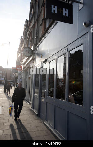 Foto muss Gutgeschrieben © Kate Grün/Alpha Presse 076006 08/01/13 Harris + Hoole Coffee Shop in Crouch End High Street, nördlich von London. Harris + Hoole ist die Idee von drei Geschwistern - Nick, Andrew und Laura Tolley. Ihre Vision ist es, große Verkostung Spezialitäten Kaffee zur High Street zu bringen. Keine leichte Aufgabe für drei Personen, aber bereits bis zu acht Taylor St. Baristas Geschäften in London und Brighton und seit 2006 wissen Sie, wie Sie für die Zubereitung einer wohlschmeckenden Tasse Kaffee. Aber in der Lage sein, die High Street mit fantastischen Kaffee braucht Investitionen und Unterstützung zur Verfügung zu stellen, und nur wenige Menschen wissen, t Stockfoto