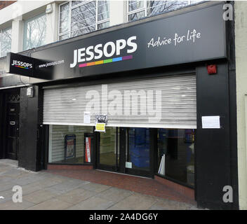 Foto muss Gutgeschrieben © Alpha Presse 066465 15/01/13 eine geschlossene Jessops Store in Islington, nördlich von London. High Street kamera Händler Jessops hat alle seine Geschäfte geschlossen, was zu einem Verlust von etwa 1.370 Arbeitsplätzen. Administrator PricewaterhouseCoopers (PwC), Bestellt diese Woche, sagte, daß die Türen für das letzte Mal auf alle 187 Stores in Großbritannien geschlossen worden war. Jessops wurde der erste High Street Unfall von 2013, nach einer Reihe von Unternehmen, die in die Verwaltung im Jahr 2012 fiel, einschließlich Comet und Clinton Karten. Die Kamera wurde in Leicester 1935 gegründet von Frank Jessop. In den letzten Jahren hat b geschlagen worden Stockfoto