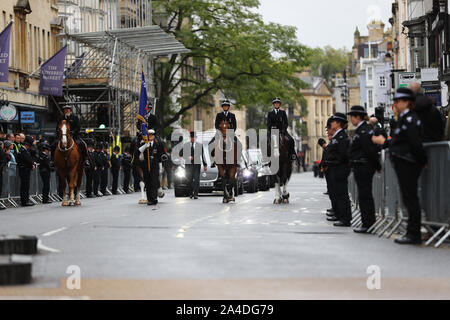 Mitglieder der Öffentlichkeit in den Straßen von Oxford ihren Respekt als trauerzuges für PC Andrew Harper, der Thames Valley Police Officer, der von mehreren Verletzungen nach unter einem Van gezogen bei der Reaktion auf Berichte von einem Einbruch starb zu zahlen, macht seinen Weg in der Christ Church Kathedrale in St. Aldate's, Oxford. Stockfoto