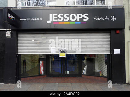 Foto muss Gutgeschrieben © Alpha Presse 066465 15/01/13 eine geschlossene Jessops Store in Islington, nördlich von London. High Street kamera Händler Jessops hat alle seine Geschäfte geschlossen, was zu einem Verlust von etwa 1.370 Arbeitsplätzen. Administrator PricewaterhouseCoopers (PwC), Bestellt diese Woche, sagte, daß die Türen für das letzte Mal auf alle 187 Stores in Großbritannien geschlossen worden war. Jessops wurde der erste High Street Unfall von 2013, nach einer Reihe von Unternehmen, die in die Verwaltung im Jahr 2012 fiel, einschließlich Comet und Clinton Karten. Die Kamera wurde in Leicester 1935 gegründet von Frank Jessop. In den letzten Jahren hat b geschlagen worden Stockfoto