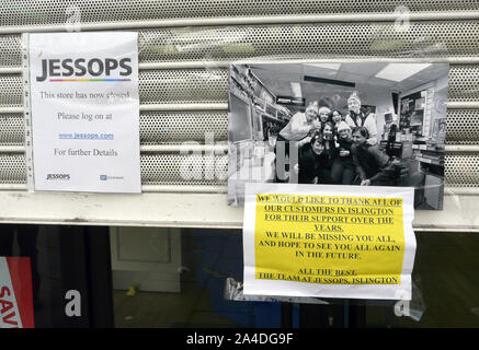 Foto muss Gutgeschrieben © Alpha Presse 066465 15/01/13 eine geschlossene Jessops Store in Islington, London mit einer Frist von ehemaligen Mitarbeitern des Kunden. High Street kamera Händler Jessops hat alle seine Geschäfte geschlossen, was zu einem Verlust von etwa 1.370 Arbeitsplätzen. Administrator PricewaterhouseCoopers (PwC), Bestellt diese Woche, sagte, daß die Türen für das letzte Mal auf alle 187 Stores in Großbritannien geschlossen worden war. Jessops wurde der erste High Street Unfall von 2013, nach einer Reihe von Unternehmen, die in die Verwaltung im Jahr 2012 fiel, einschließlich Comet und Clinton Karten. Die Kamera wurde in Leicester gegründet Stockfoto