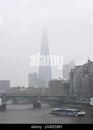 Foto muss Gutgeschrieben © Alpha Presse 066465 20/01/13 eine Ansicht der Shard aus der Millennium Bridge bei Schneefall in der Londoner City Stockfoto