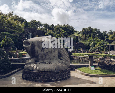 Jeju Island, South Korea, September 05, 2019: Stein fisch Skulptur innerhalb von temperamentvollen Garten mit schönen Garten auf Hintergrund Stockfoto