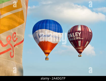 Heißluftballons schweben vom Feld starten. Bristol International Balloon Fiesta, England. Stockfoto
