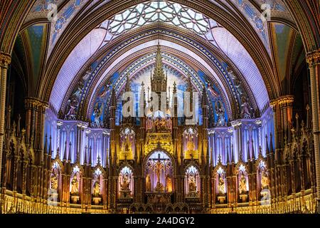 Das Heiligtum UND CHOR ALTARBILD IN DER NOTRE-DAME VON MONTREAL BASILIKA, MONTREAL, QUEBEC, KANADA Stockfoto