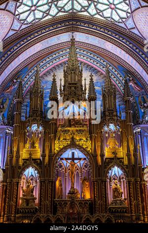 Das Heiligtum UND CHOR ALTARBILD IN DER NOTRE-DAME VON MONTREAL BASILIKA, MONTREAL, QUEBEC, KANADA Stockfoto