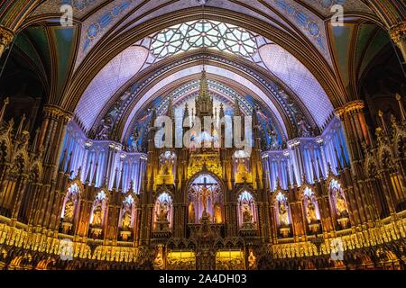 Das Heiligtum UND CHOR ALTARBILD IN DER NOTRE-DAME VON MONTREAL BASILIKA, MONTREAL, QUEBEC, KANADA Stockfoto