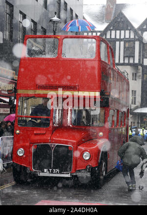 Foto muss Gutgeschrieben © Kate Grün/Alpha Presse 076817 20/01/13 David Walliams eintrifft werden auf einer Londoner Routemaster Double Decker Bus an der Britains Got Talent Hörproben im London Palladium Stockfoto