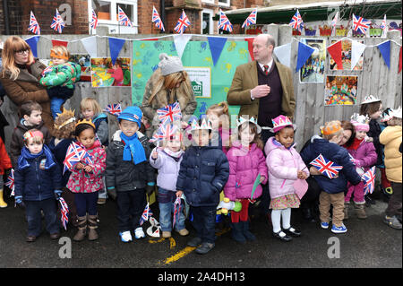 Foto muss Gutgeschrieben © Kate Grün/Alpha Presse 076831 24/01/2013 eine Gruppe von Kindern werden, erwarten die Ankunft von Camilla, Herzogin von Cornwall Parker Bowles und Prinz Charles der Prinz von Wales bei einem Besuch in der Kirche des hl. Anselm, und über die Gemeinschaft der Liebe Projekt Pathways Kennington Kreuz in London zu erfahren Stockfoto